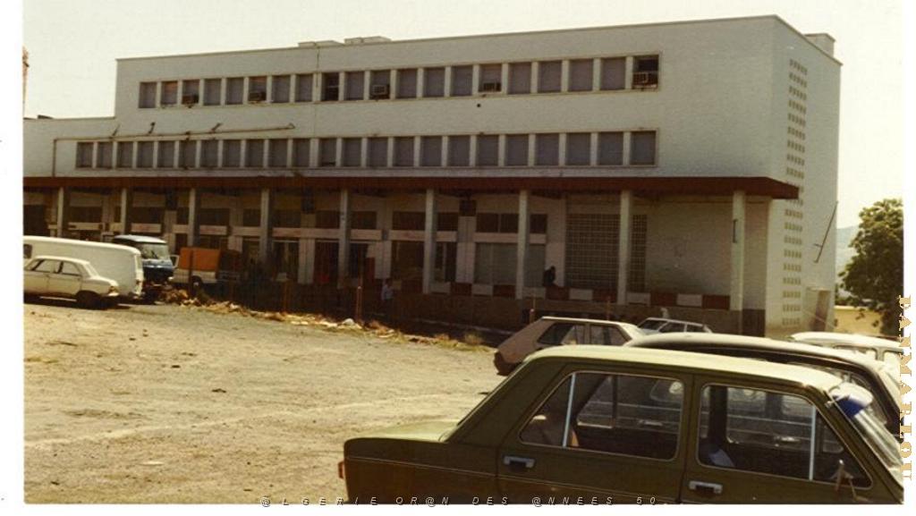 BB 013 CITE JEAN DE LA FONTAINE 1983 LE CENTRE COMMERCIAL.JPG